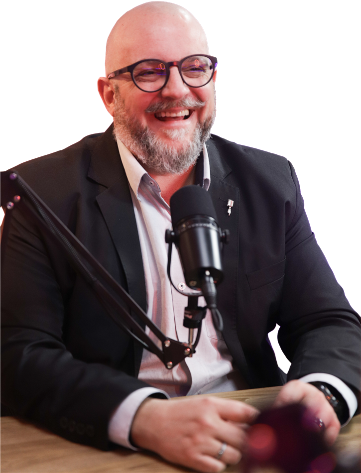 Retrato de Leo Lopes sorrindo em frente a um microfone