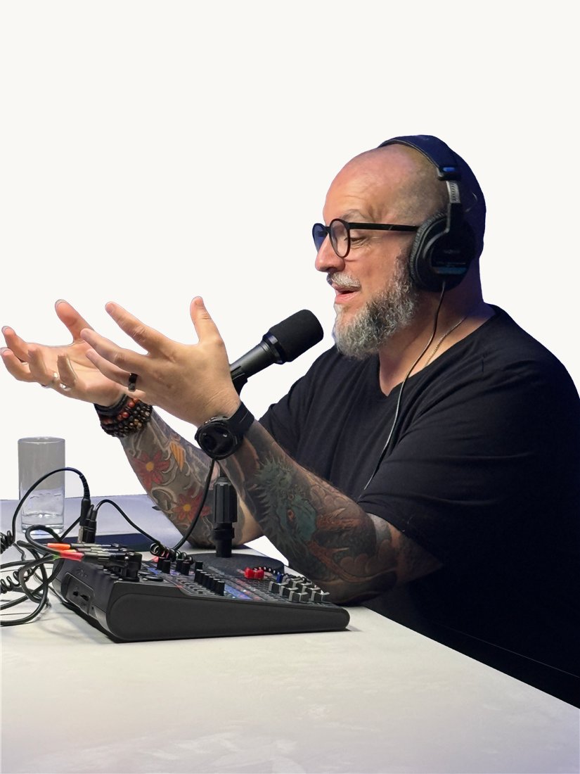 Leo Lopes com fones de ouvido em um estúdio de podcast